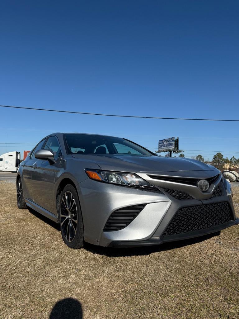 2019 Toyota Camry SE's photo